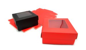 ΧΑΡΤΙΝΟ ΚΟΥΤΙ ME KAΠΑΚΙ ΠΑΡΑΘΥΡΟ ΖΕΛΑΤΙΝΑ 13cm x 13cm x 6cm 0402240