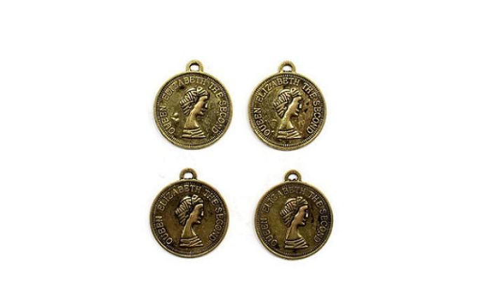 Μεταλλικό  queen elizabeth 2,5χ2,9 cm